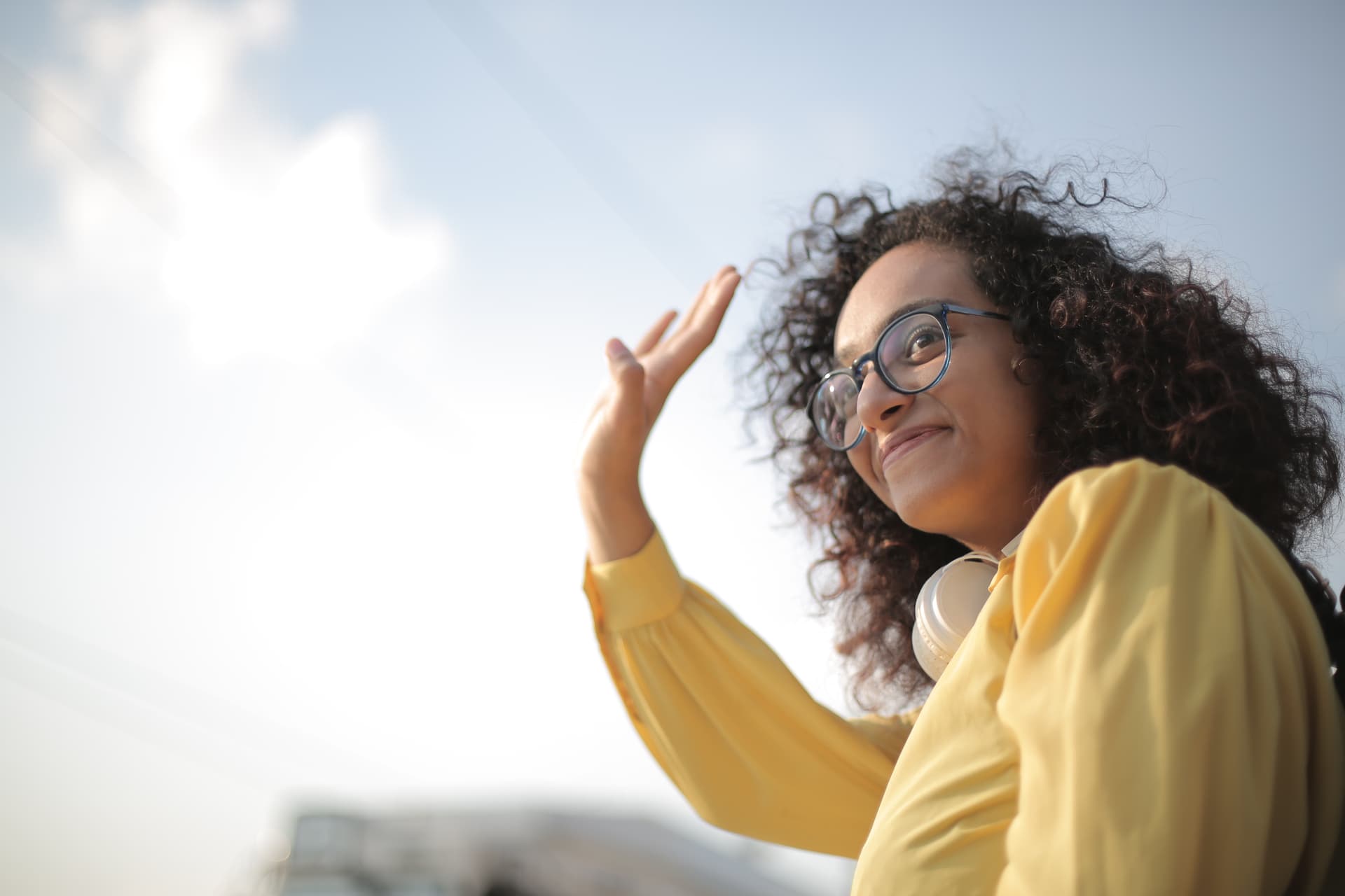 Une femme faisant un signe d'aurevoir