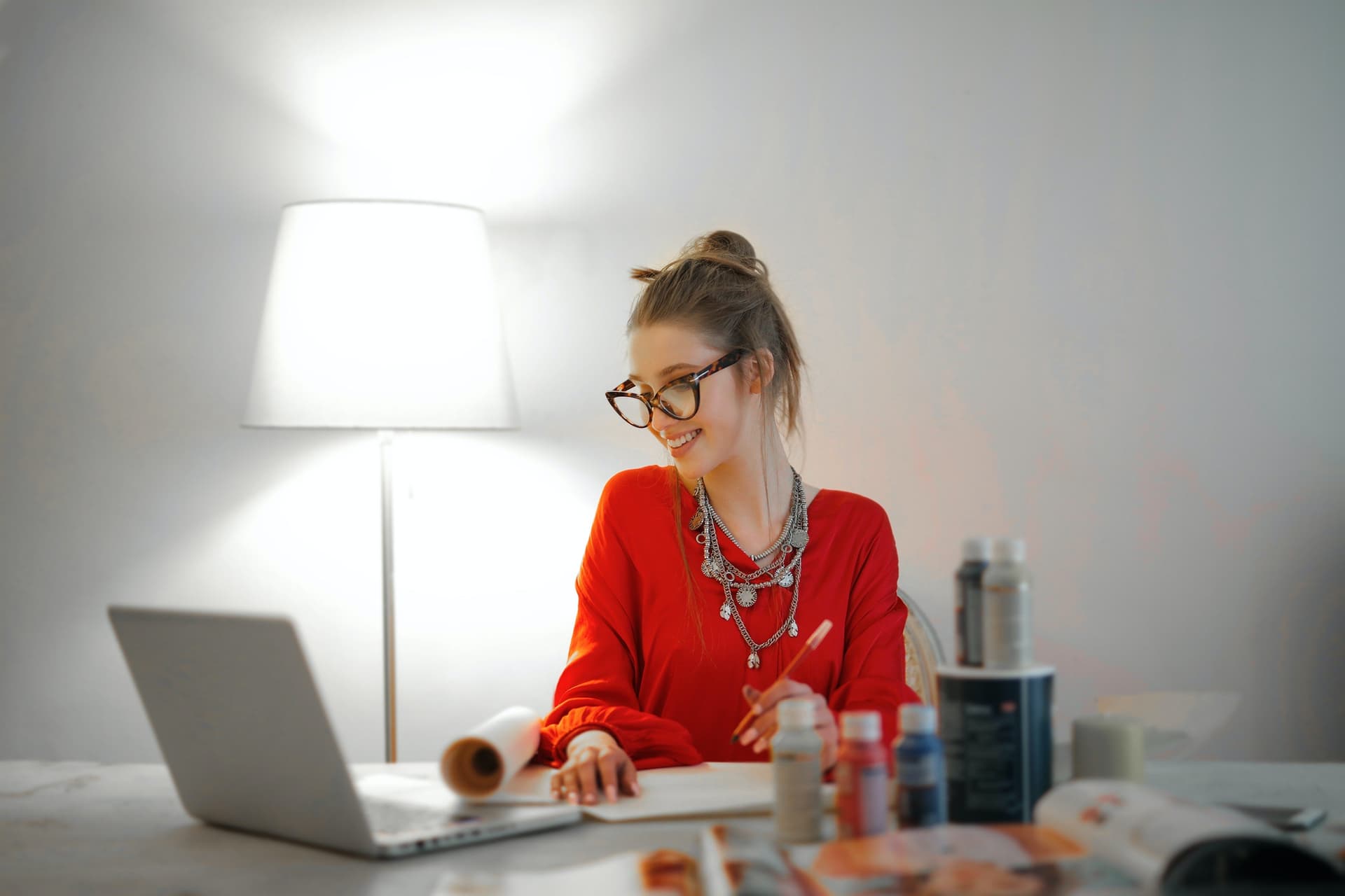 Frau sitzt im Homeoffice vor dem PC