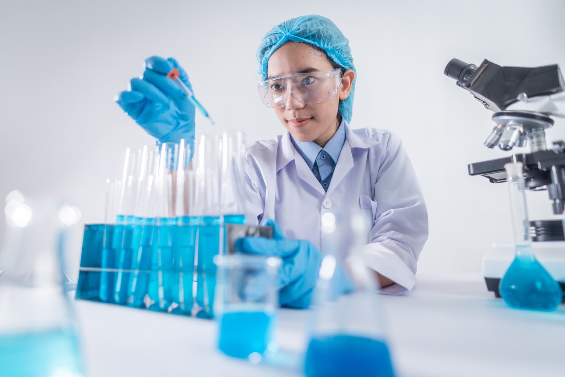 Chemiker arbeitet mit Reagenzglas