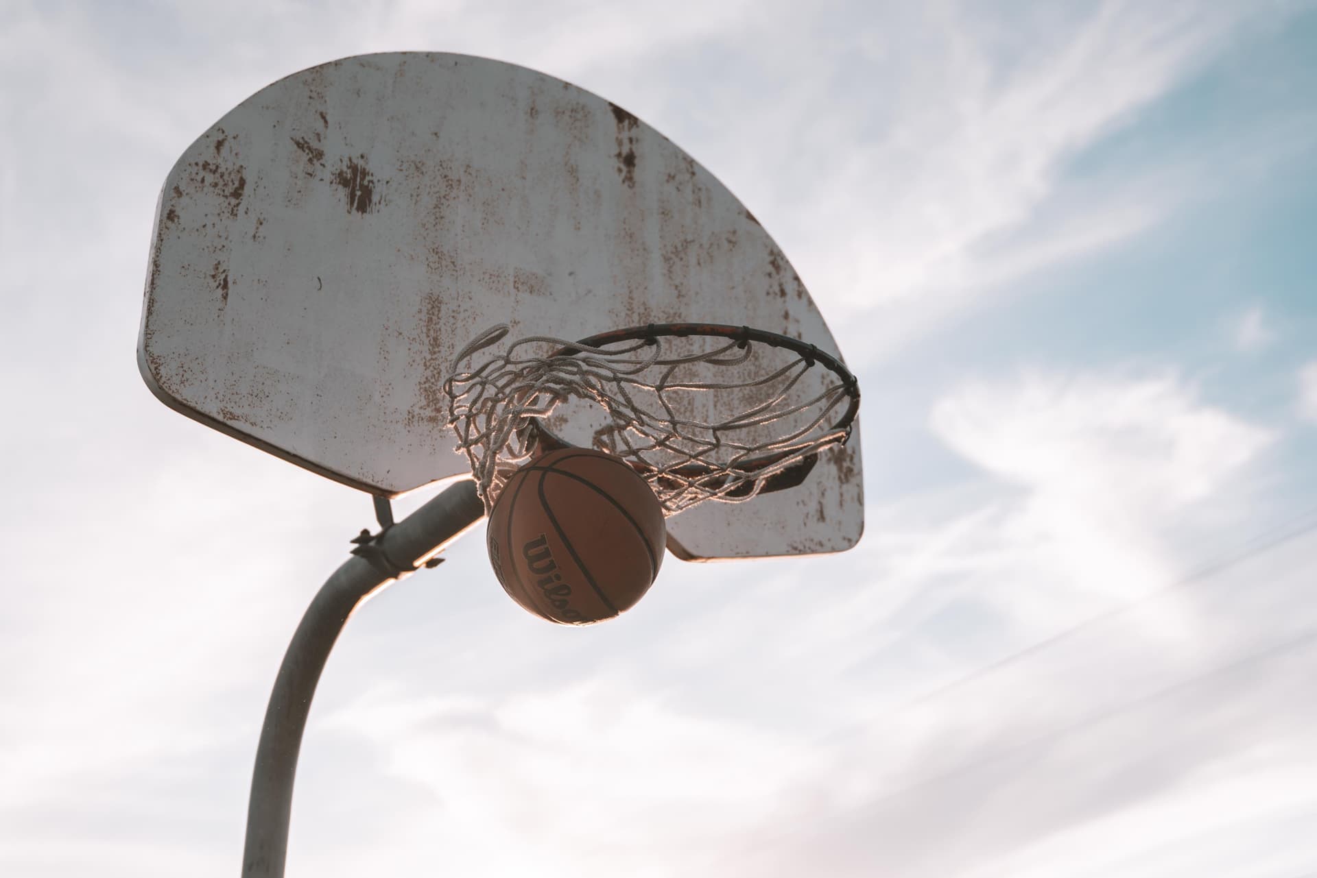 Basketball fliegt durch Korb