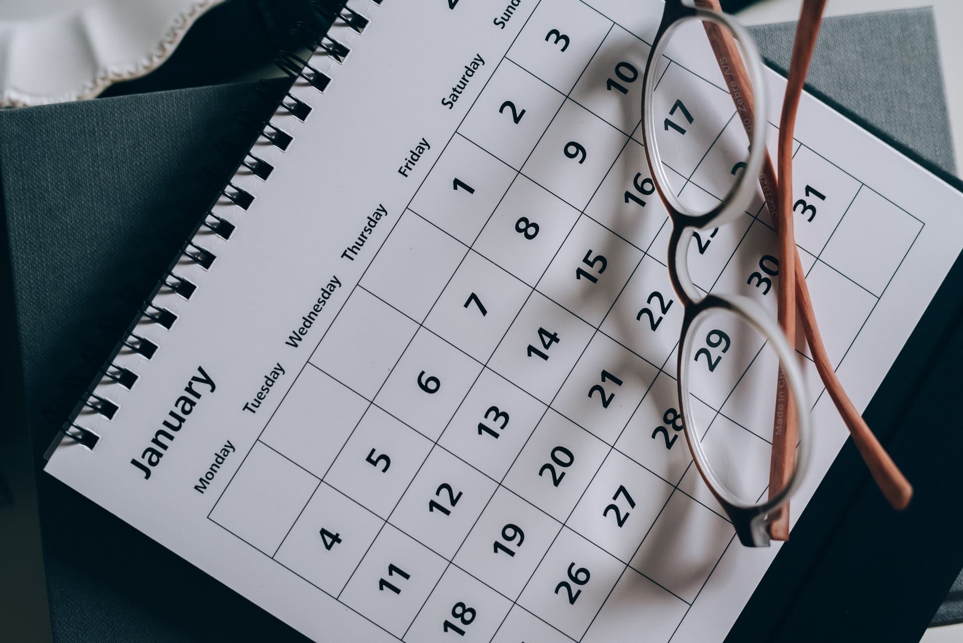 Brille liegt auf Kalender
