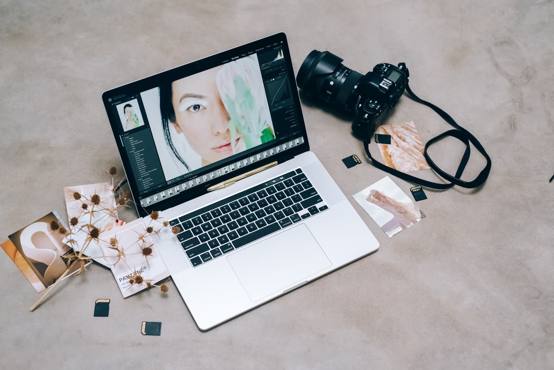 Laptop mit Bewerbungsfoto, daneben liegt eine Kamera