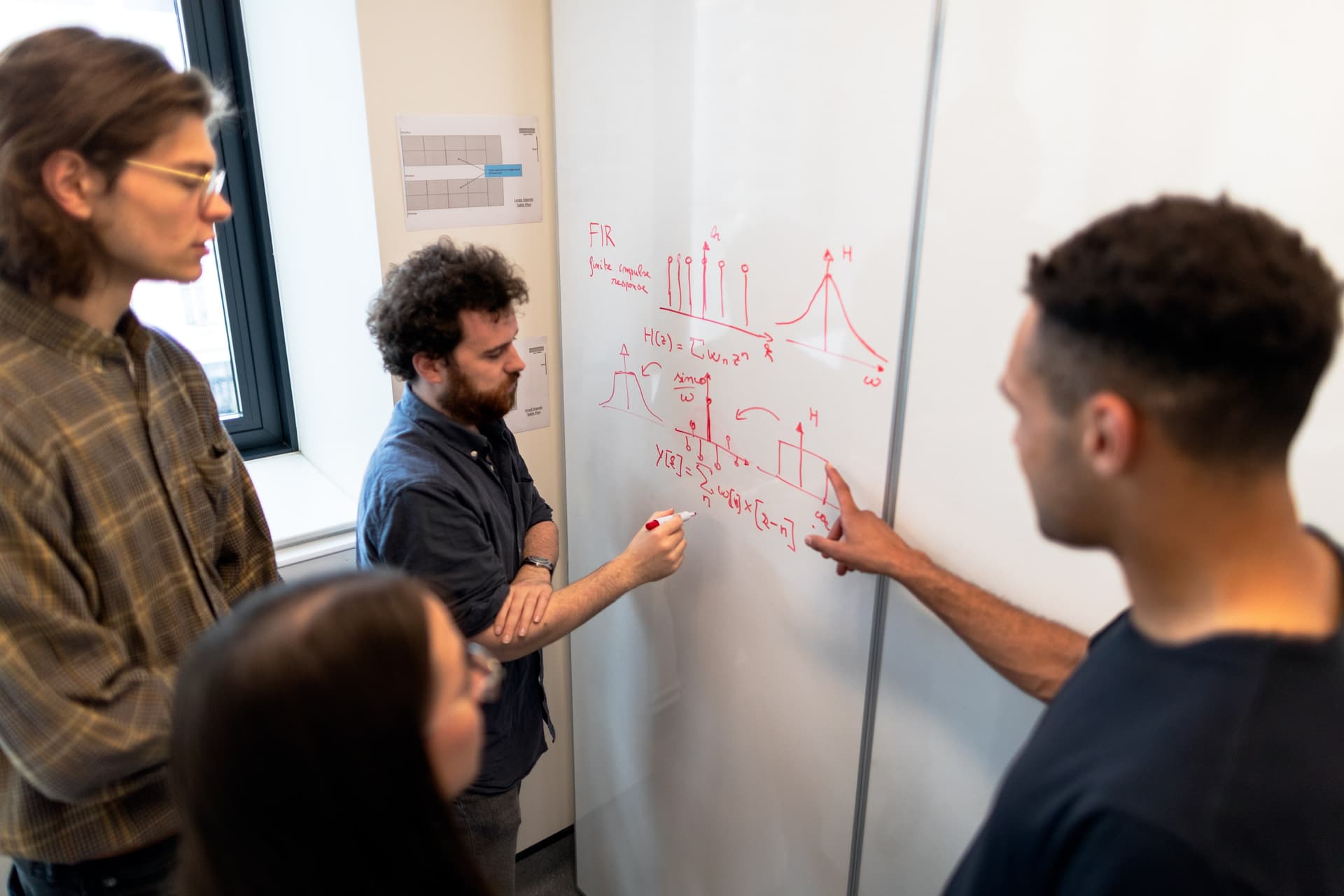 Ingenieure diskutieren zusammen