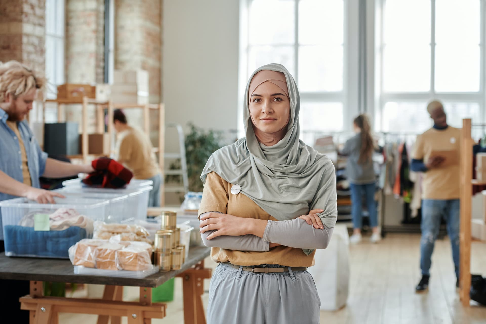 Une jeune femme bénévole